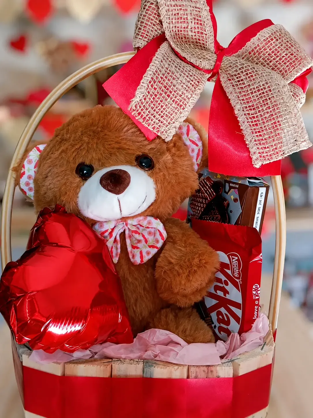 Cesta presenteável com urso, chocolates e balão em formato de coração
