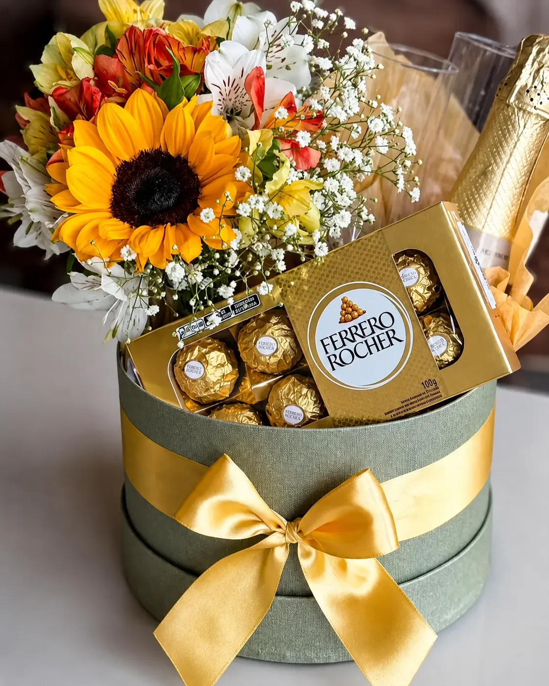 Box presenteável com girassol, flores e chocolates