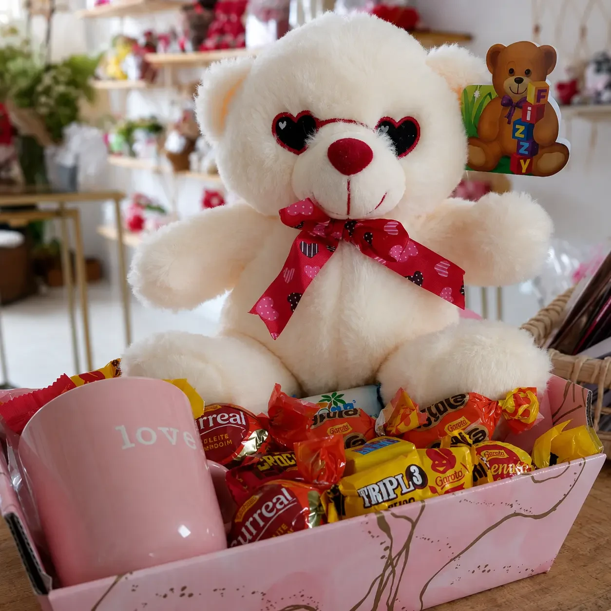 Caixa presenteável rosa com urso de pelúcia, caneca e chocolates