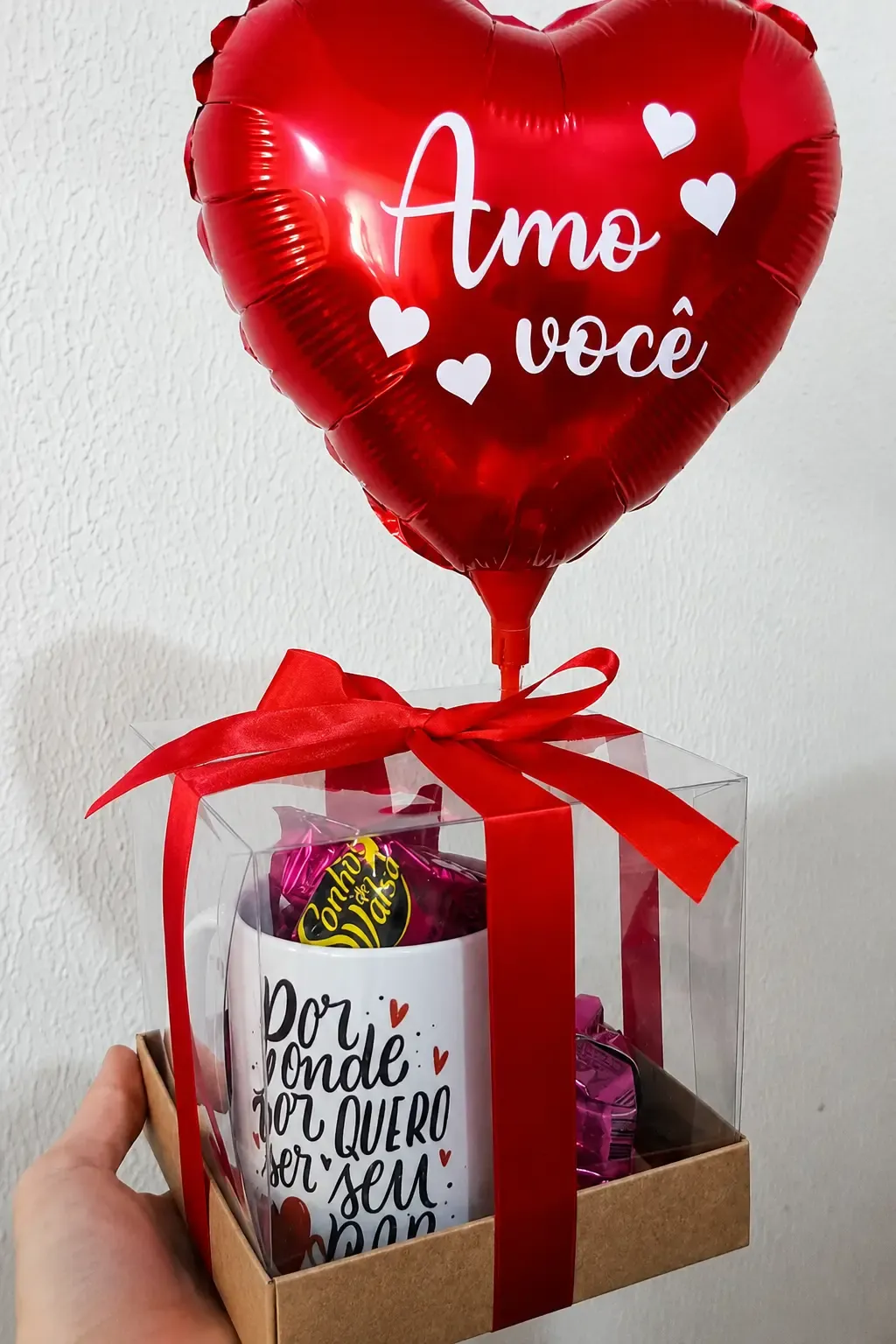 Presente com caneca, chocolates e balão vermelho em formato de coração