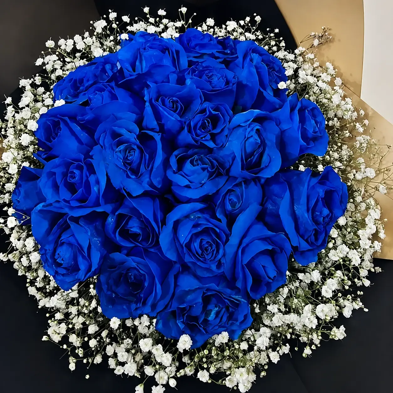 Buquê de rosas em tom azul intenso com pequenas flores brancas