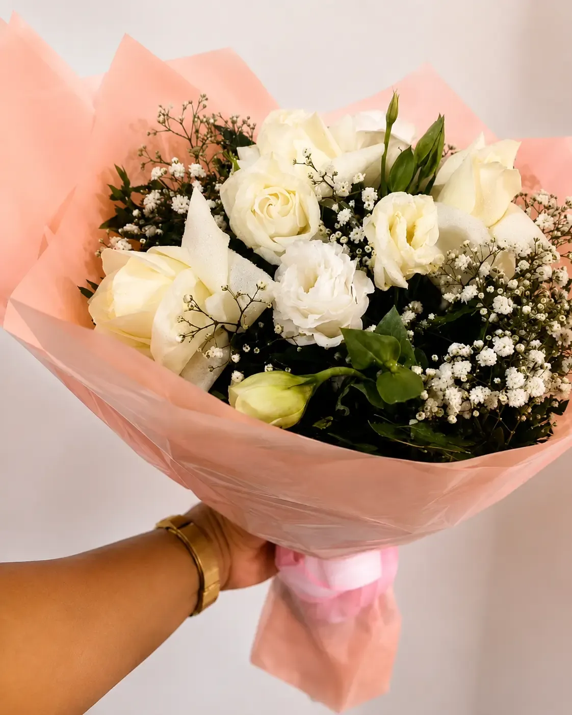 Buquê branco com rosas e pequenas flores de preenchimento