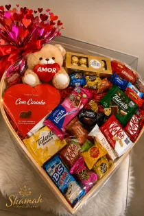 Cesta em formato de coração com chocolates e urso de pelúcia