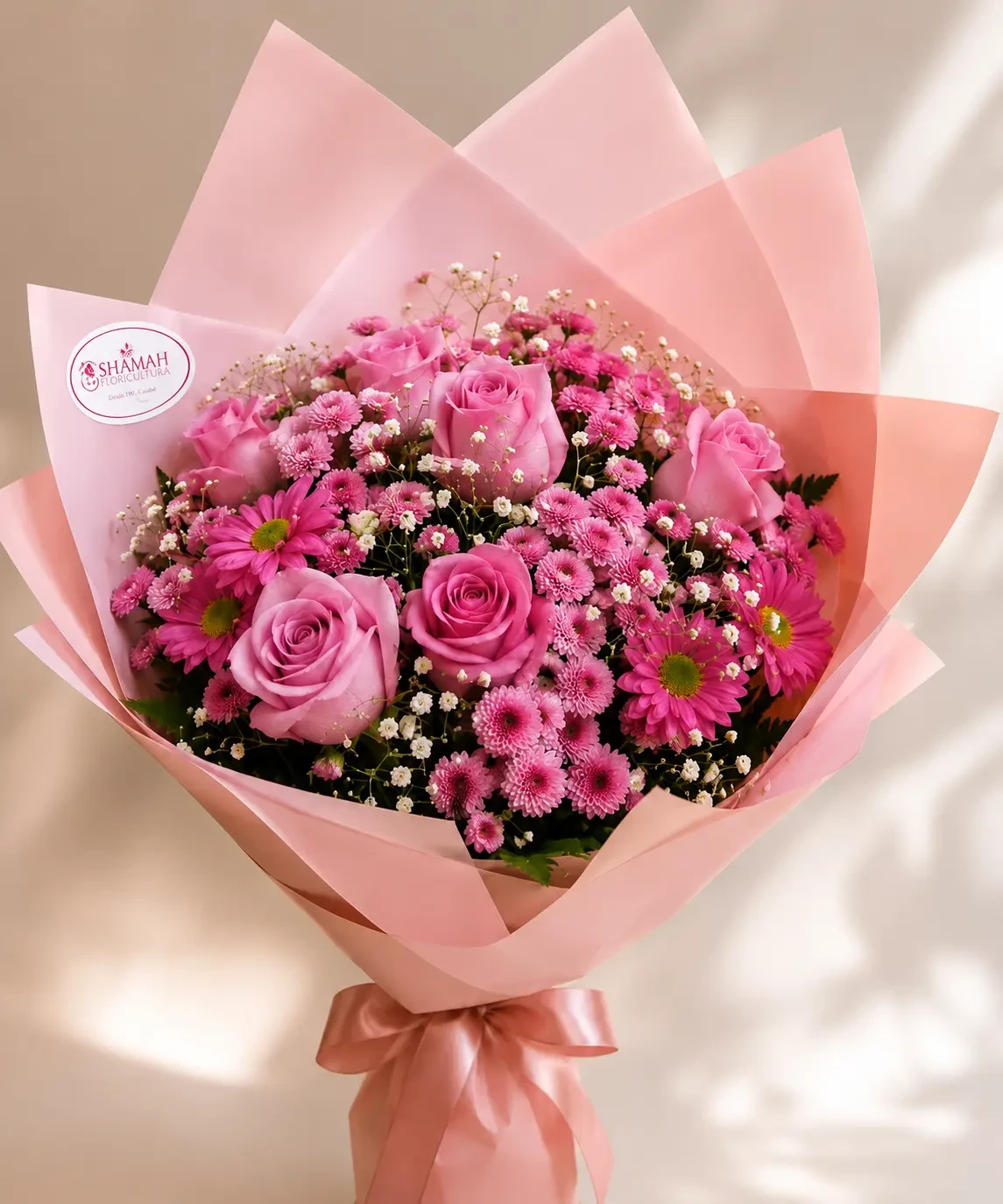 Buquê em tons de rosa com rosas e flores complementares